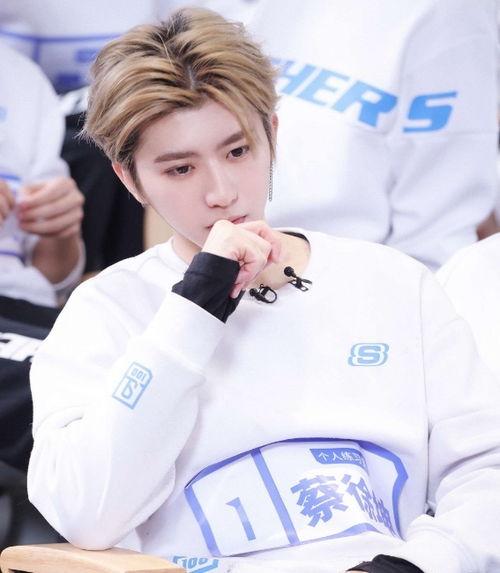 蔡徐坤娱乐吃瓜图片  第3张